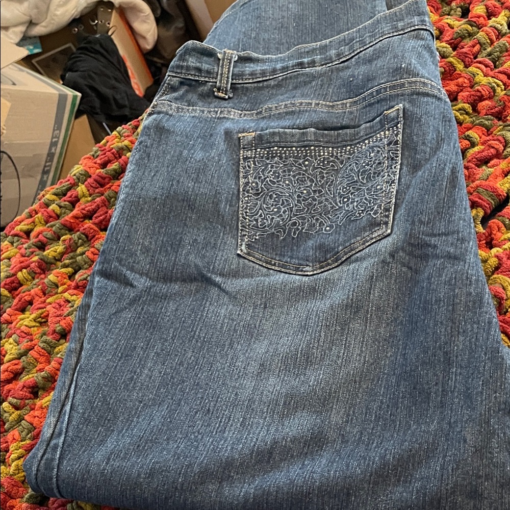 Gloria Vanderbilt Blue Embroidered Cropped Jeans